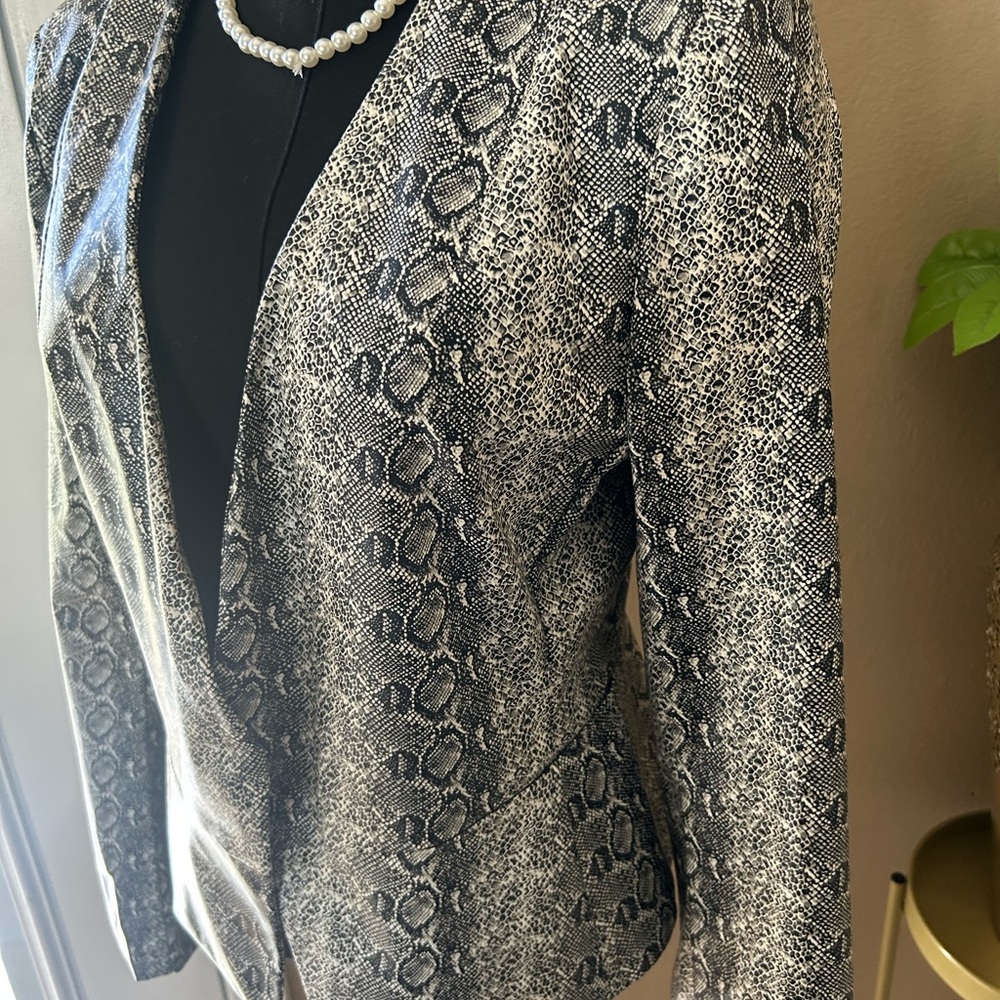 Gracia Snake-Print Open Blazer in Black and Cream